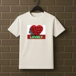 تیشرت سفید شب‌نما با تصویر قلب قرمز سه‌بعدی و نوشته نئونی LOVELY، مناسب هدیه‌های عاشقانه، مناسبت‌های خاص یا استایل رمانتیک
