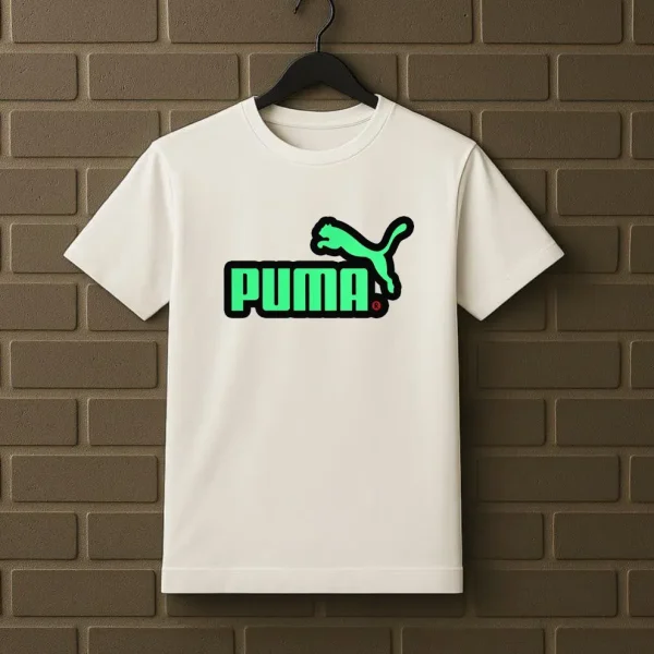 تیشرت سفید با چاپ شب‌تاب لوگوی برند پوما (PUMA) به رنگ سبز نئونی، مناسب استایل اسپرت، خیابانی و روزمره