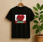 تیشرت مشکی شب‌نما با تصویر قلب قرمز سه‌بعدی و نوشته نئونی LOVELY، مناسب هدیه‌های عاشقانه، مناسبت‌های خاص یا استایل رمانتیک