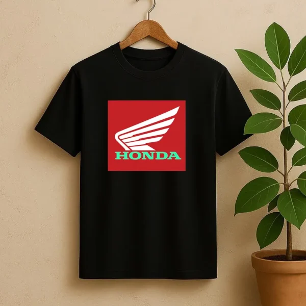 تیشرت مشکی شب‌نما با طرح لوگوی سفید برند HONDA روی زمینه قرمز، مناسب علاقه‌مندان به موتور و سبک اسپرت خیابانی