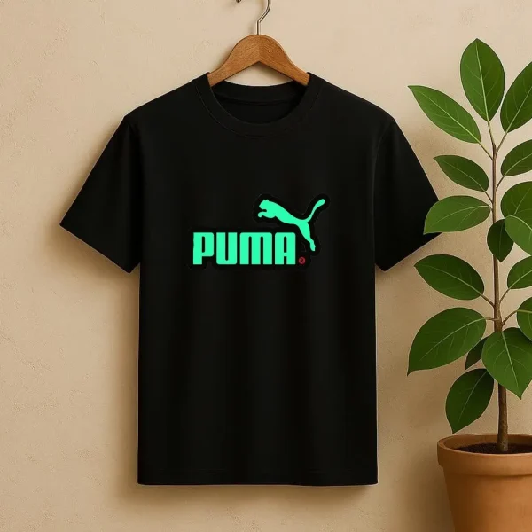 تیشرت مشکی با چاپ شب‌تاب لوگوی برند پوما (PUMA) به رنگ سبز نئونی، مناسب استایل اسپرت، خیابانی و روزمره