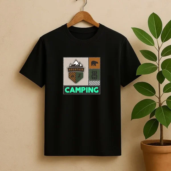 تیشرت مشکی شب‌نما با طراحی چندبخشی از کوه، خرس، جنگل و نوشته CAMPING، مناسب ماجراجویان، طبیعت‌گردان و طرفداران استایل روستیک و اکسپلورری