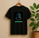 تیشرت مشکی شب‌نما با تصویر گوریل نئونی و نوشته درخشان WARRIOR، مناسب استایل‌های جسور، اسپرت یا خیابانی